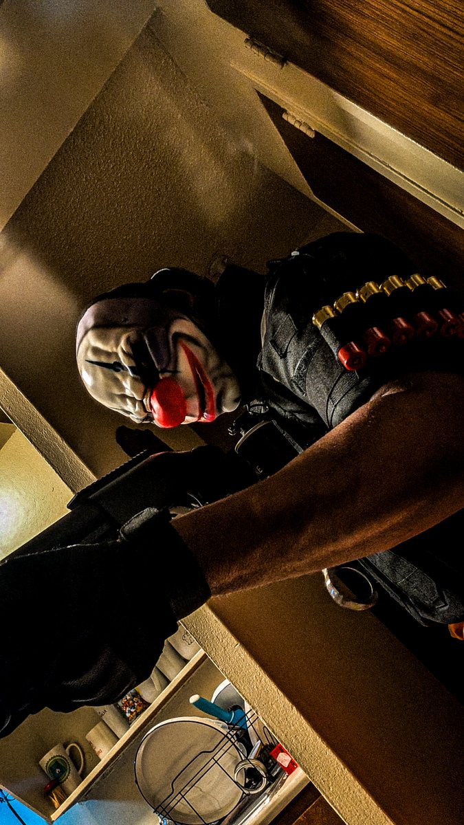HazeWritesStuff's tweet photo. Another cosplay flashback of when I dressed as Chains from Payday with his Boys in Blue skin. 

Been wanting to cosplay him again but I need to get a 3D print version of his mask. Better than the official ones they sell which have problems that still annoy me. https://t.co/jViirNQ5UK