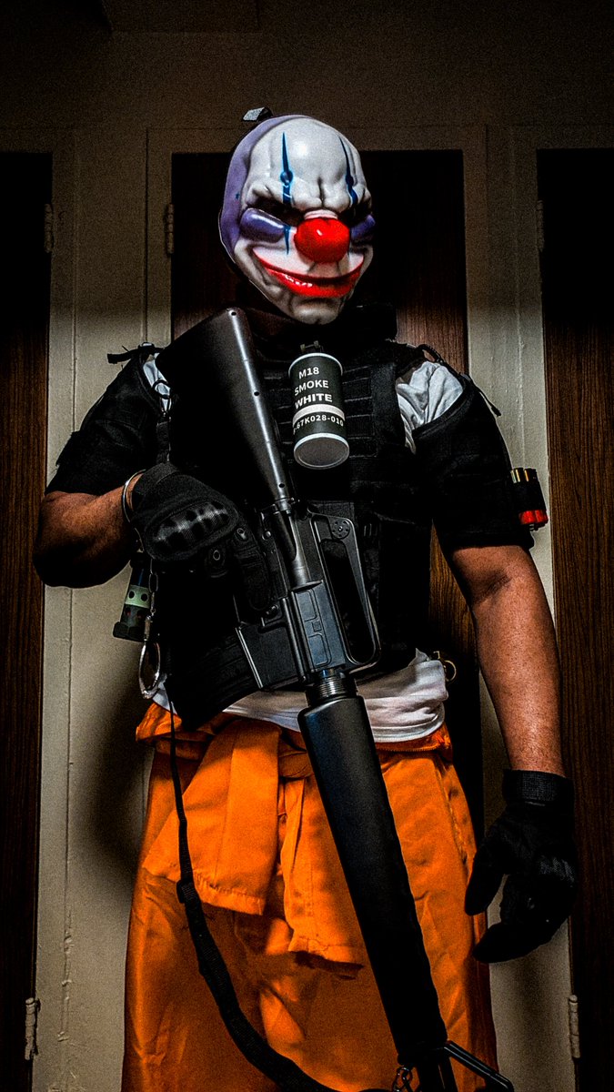 HazeWritesStuff's tweet photo. Another cosplay flashback of when I dressed as Chains from Payday with his Boys in Blue skin. 

Been wanting to cosplay him again but I need to get a 3D print version of his mask. Better than the official ones they sell which have problems that still annoy me. https://t.co/jViirNQ5UK