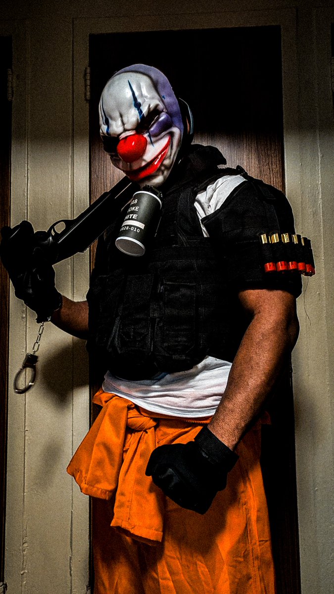 HazeWritesStuff's tweet photo. Another cosplay flashback of when I dressed as Chains from Payday with his Boys in Blue skin. 

Been wanting to cosplay him again but I need to get a 3D print version of his mask. Better than the official ones they sell which have problems that still annoy me. https://t.co/jViirNQ5UK