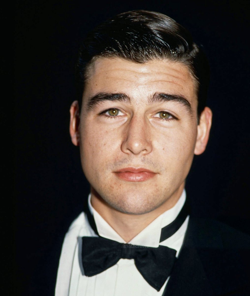 menarchivee's tweet photo. Kyle Chandler at 18th Annual People's Choice Awards 1992 https://t.co/F2ZZeUyPgQ