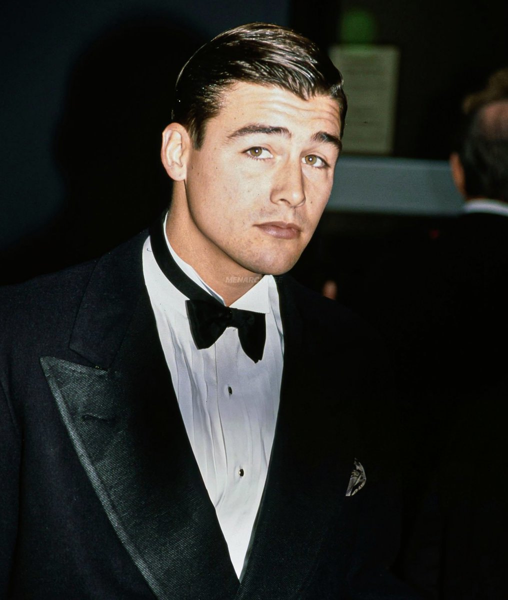 menarchivee's tweet photo. Kyle Chandler at 18th Annual People's Choice Awards 1992 https://t.co/F2ZZeUyPgQ