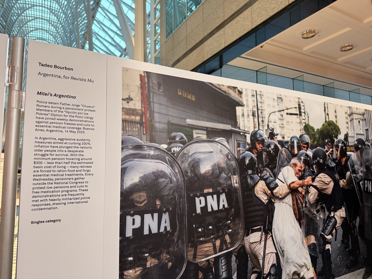soifer's tweet photo. FENÓMENO BARRIAL

Entré a un shopping en el centro de Toronto para escapar un poquito del frío de otoño y me encontré con una expo de fotos de la que no sabía nada. Entre las expuestas estaba esta: "La Argentina de Milei" se titula y muestra a la policía fajando a los jubilados. https://t.co/7Qh737tbDC