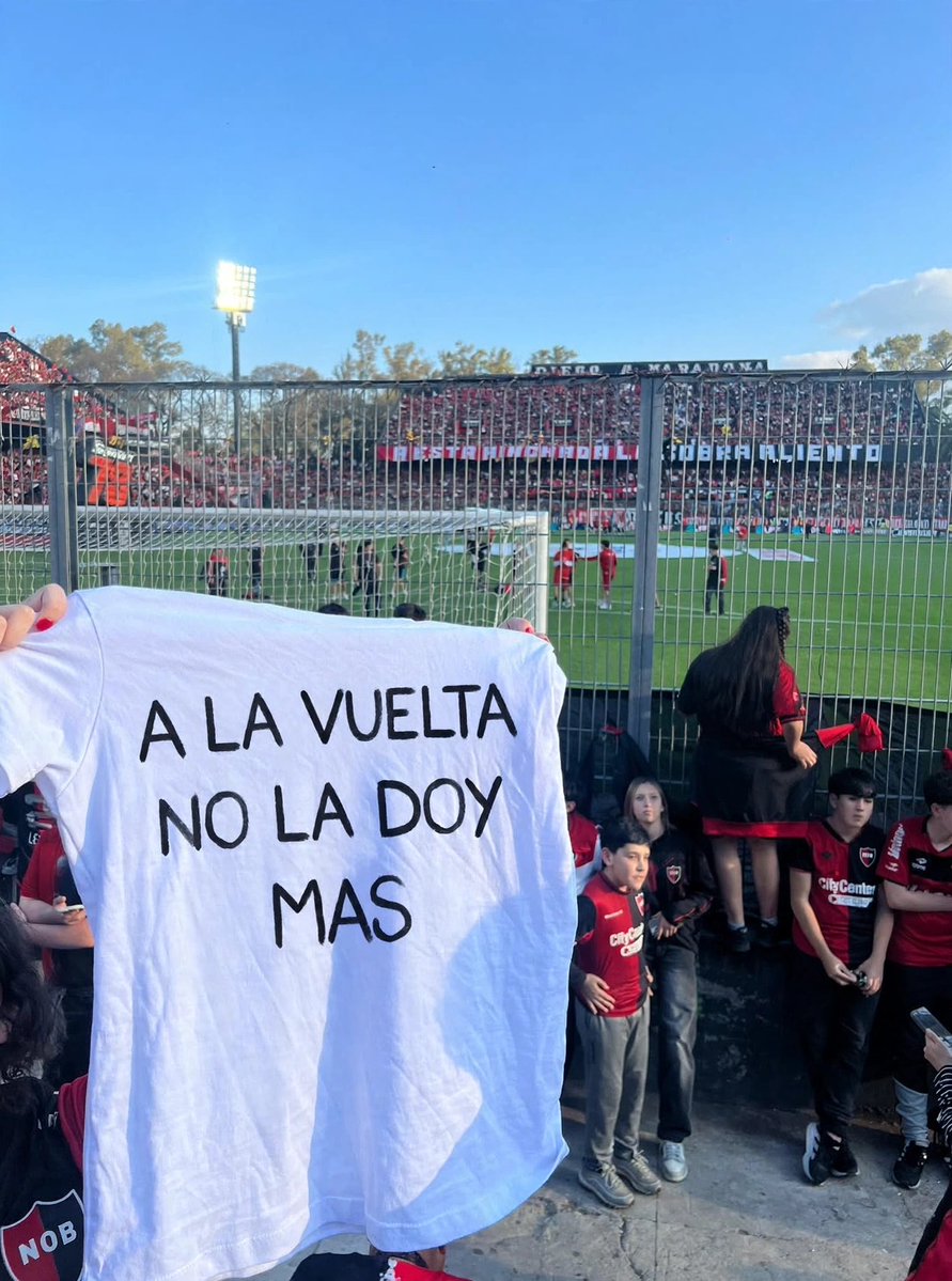 laacademia1889's tweet photo. POBRE GENTE. https://t.co/v4qYE2DSam