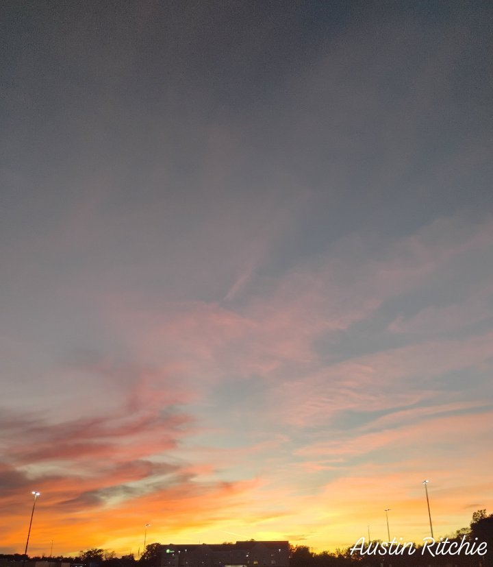 AustinRitc29171's tweet photo. It was definitely a beautiful sunset!!! #sunset #Saturday https://t.co/MlN9V9odCj