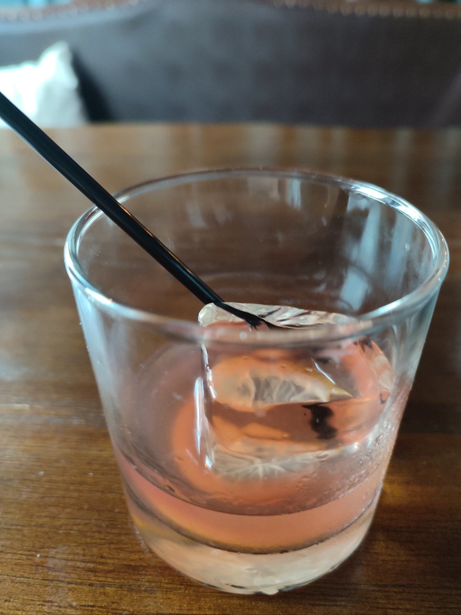 LakendraKufcd's tweet photo. Craving a quick pick-me-up Whip up iced honey lemon tea in 2 mins! Squeeze half a lemon, stir with 1 tsp honey u0026 cold water, add ice. Fresh, tangy u0026 perfect for hot days! https://t.co/1xslyPzUkR