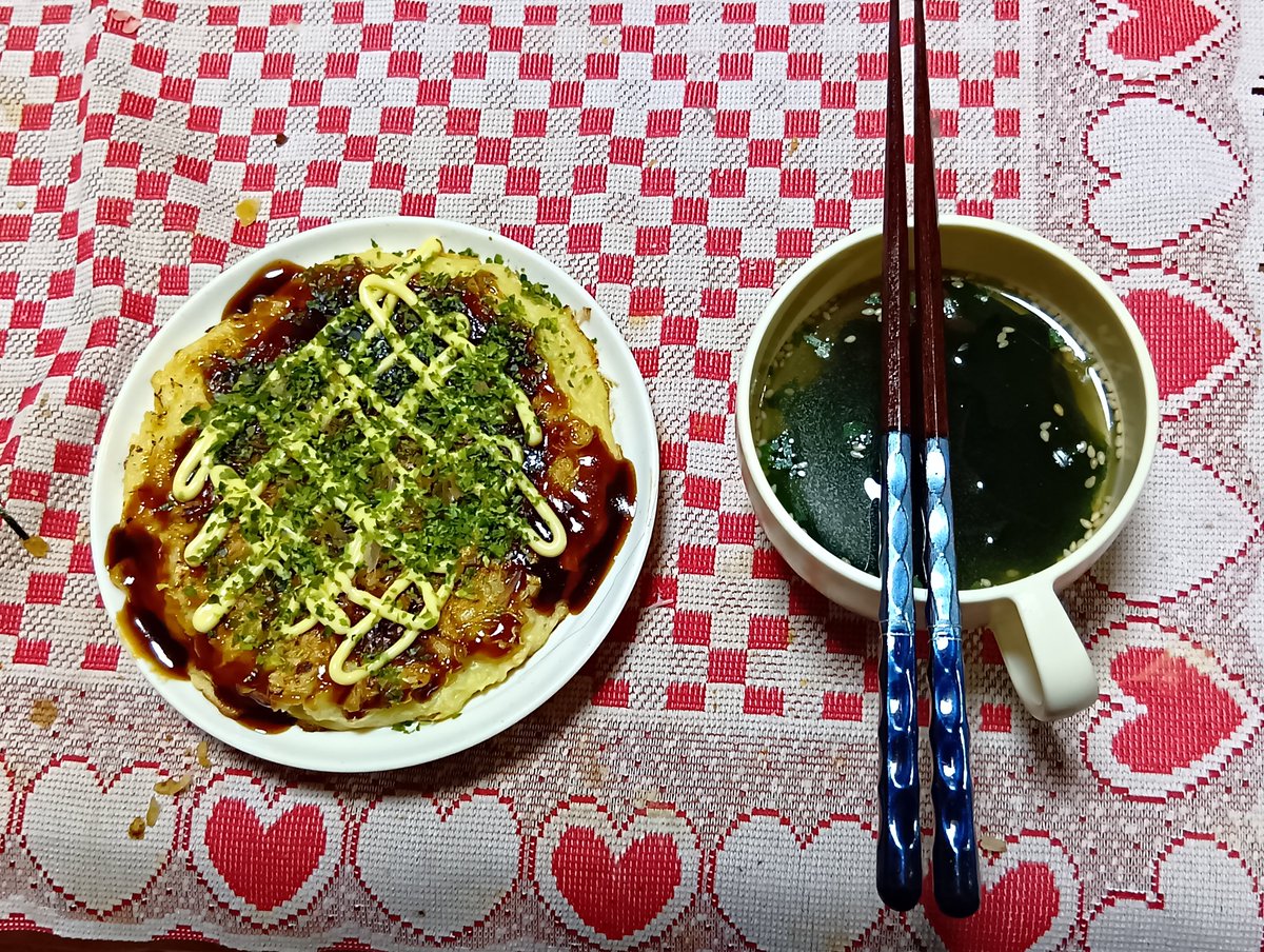 hir7148's tweet photo. 9月30日の夕飯は、関西風お好み焼きとわかめスープ。
10月1日は御赤飯とワカメと豆腐のお吸い物、なら漬。
2日は御赤飯のおにぎりとカップ麺の長崎ちゃんぽん。
3日は、牛丼と大根の味噌汁、白菜漬。 https://t.co/1cwqrzILLW
