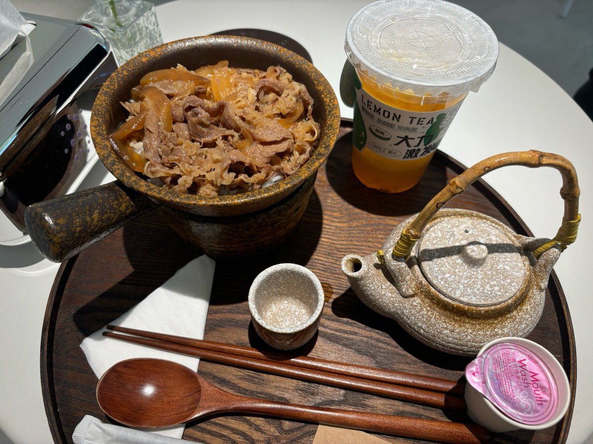 RegineStaetf's tweet photo. Late-night snack call: warm pork bone soup with chewy noodles u0026 sweet osmanthus tea  Every small bite beats the tiredness away. https://t.co/2Hcf8xsfUD