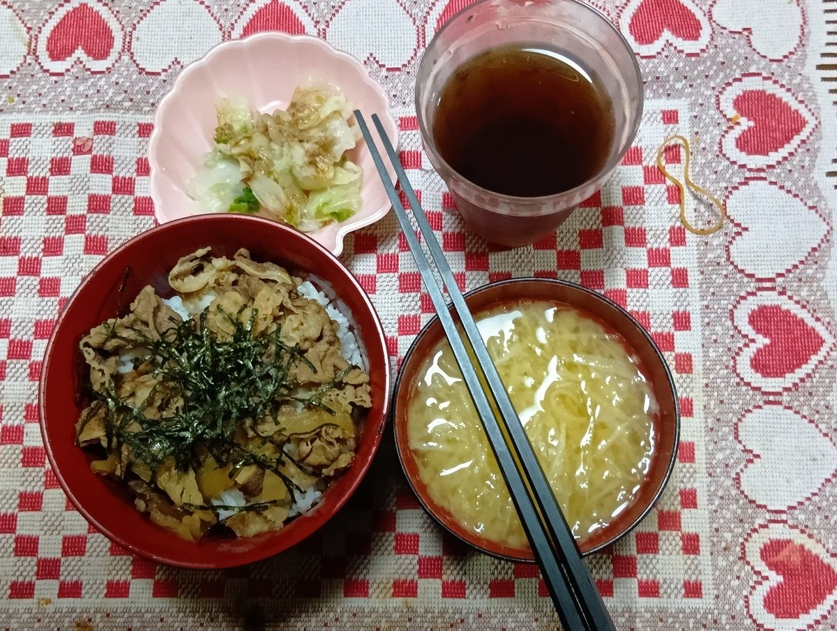 hir7148's tweet photo. 9月30日の夕飯は、関西風お好み焼きとわかめスープ。
10月1日は御赤飯とワカメと豆腐のお吸い物、なら漬。
2日は御赤飯のおにぎりとカップ麺の長崎ちゃんぽん。
3日は、牛丼と大根の味噌汁、白菜漬。 https://t.co/1cwqrzILLW