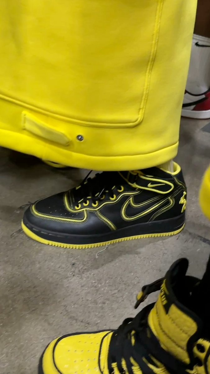 ModernNotoriety's tweet photo. Lil Yachty rocking his 1-of-1 Concrete Boys x Nike Air Force 1s at ComplexCon 🐝 https://t.co/eKvKAzIzpJ