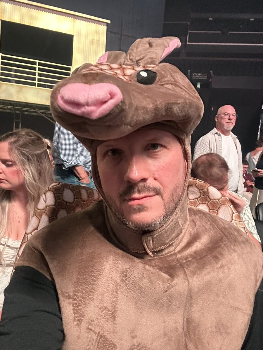 NoAutografs's tweet photo. Me getting psyched up for Kacey Musgraves last night vs me dabbing up the queen from the front row. https://t.co/6rgTjWRWpi