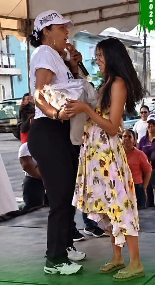 SuerodlaVerdad1's tweet photo. Lo de Roberta Zambrano es reprochable aunque digan que es mayor de edad, en campaña electoral de ven todo tipo de estupideces y sí, está haciendo lo que tanto critica pero que el correismo se indigne ya es hipocresía nivel extrema y si no se acuerdan aquí les refresco la memoria! https://t.co/Mc8yWnScuP