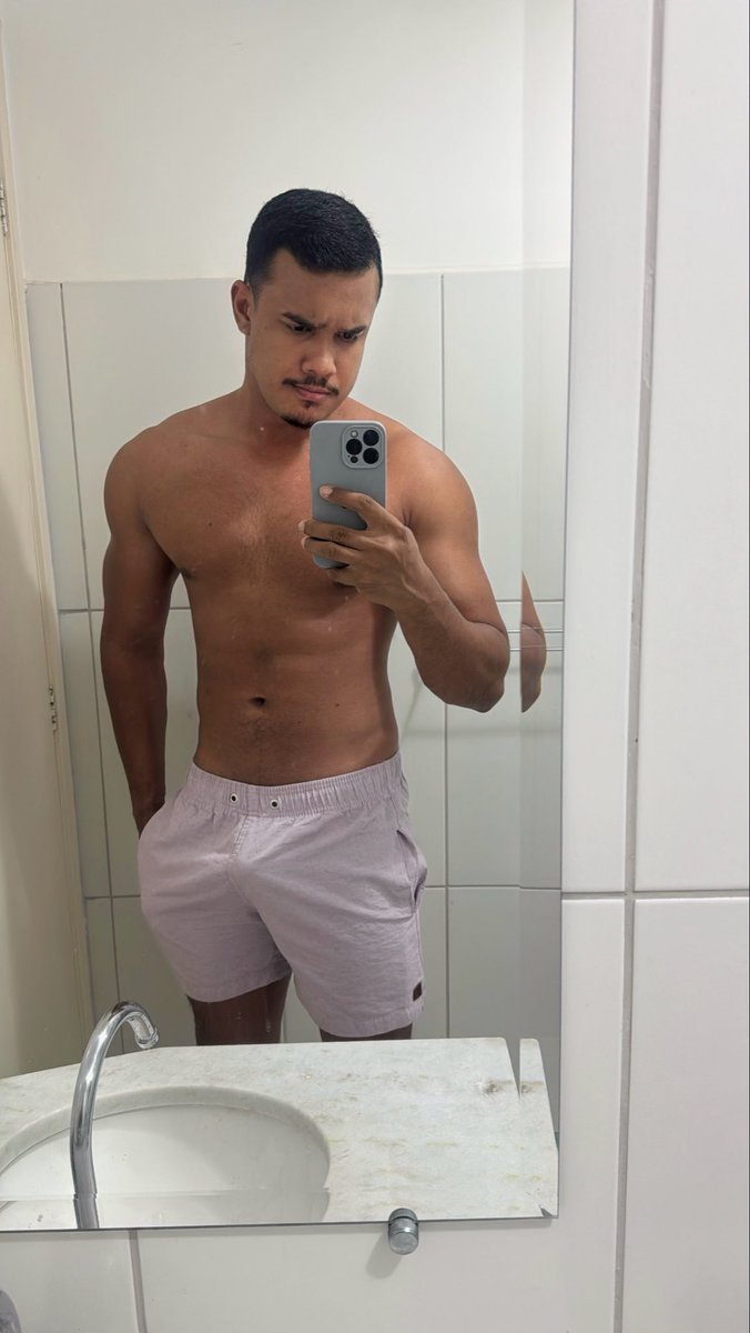 aguiarmatheus12's tweet photo. Sábado chuvoso, com banho pro Max, comidinha fresca e série. A vida presta https://t.co/YQPPy7DWli