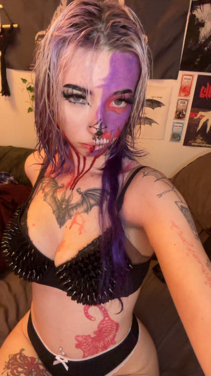 Nicoloose_'s tweet photo. did the face paint catch ur eye, or was it something else down there? 🥵🔥 https://t.co/l8VdvUnCFQ