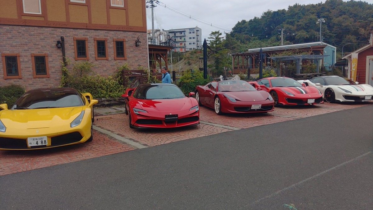 Nephrite_Z27AG's tweet photo. やべぇスーパーカー達(´・ω・｀) https://t.co/8qh0qKymHb