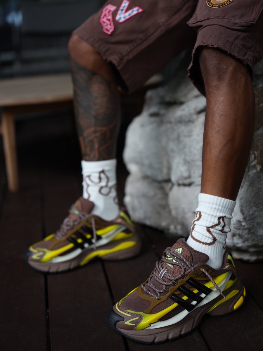 insanesneaker's tweet photo. ON-FOOT LOOK: Pharrell Williams x adidas Adistar Jellyfish ‘Auburn/Yellow’ 💛🤎

• December 5th
• $300 https://t.co/JMO9QuyDEd