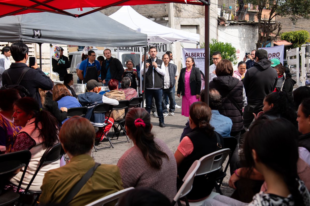 PedroHacesL's tweet photo. ¡UN TAQUITO SABE MEJOR ENTRE VECINOS! 🐓🌮

Muchas gracias a los vecinos de Mesa los Hornos por invitarnos a desayunar con motivo de sus fiestas patronales.

Fue un gusto platicar con ustedes, convivir y disfrutar juntos de esta celebración. ¡Ánimo! 🐓❤️

#TúHacesTlalpan #PedroHacesLago