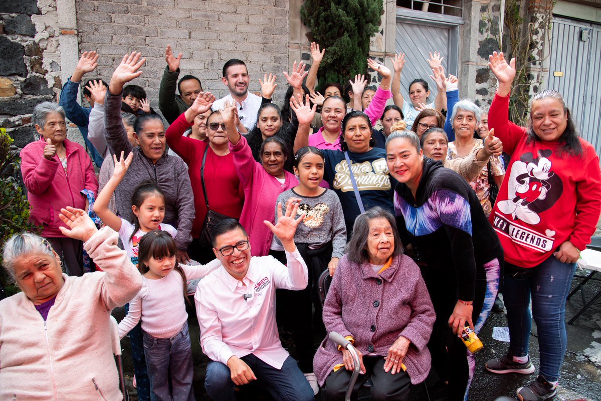 PedroHacesL's tweet photo. ¡UN TAQUITO SABE MEJOR ENTRE VECINOS! 🐓🌮

Muchas gracias a los vecinos de Mesa los Hornos por invitarnos a desayunar con motivo de sus fiestas patronales.

Fue un gusto platicar con ustedes, convivir y disfrutar juntos de esta celebración. ¡Ánimo! 🐓❤️

#TúHacesTlalpan #PedroHacesLago