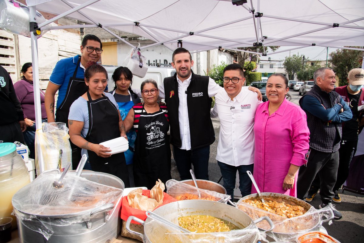 PedroHacesL's tweet photo. ¡UN TAQUITO SABE MEJOR ENTRE VECINOS! 🐓🌮

Muchas gracias a los vecinos de Mesa los Hornos por invitarnos a desayunar con motivo de sus fiestas patronales.

Fue un gusto platicar con ustedes, convivir y disfrutar juntos de esta celebración. ¡Ánimo! 🐓❤️

#TúHacesTlalpan #PedroHacesLago
