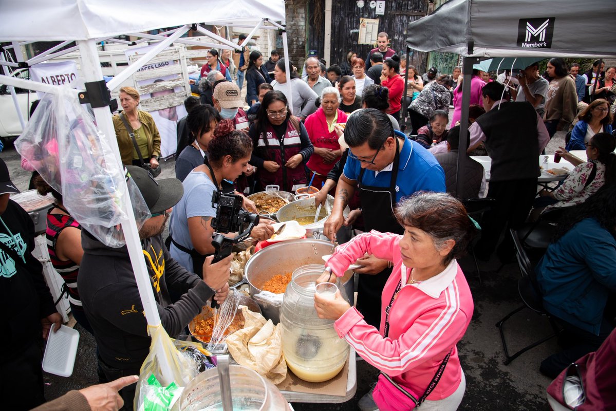PedroHacesL's tweet photo. ¡UN TAQUITO SABE MEJOR ENTRE VECINOS! 🐓🌮

Muchas gracias a los vecinos de Mesa los Hornos por invitarnos a desayunar con motivo de sus fiestas patronales.

Fue un gusto platicar con ustedes, convivir y disfrutar juntos de esta celebración. ¡Ánimo! 🐓❤️

#TúHacesTlalpan #PedroHacesLago