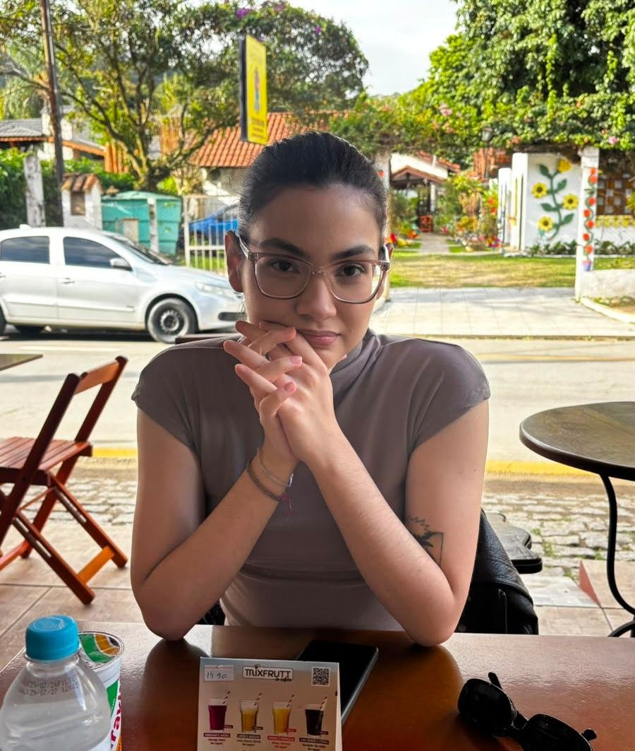 BTSProjectBR's tweet photo. Oi, armys! Meu nome é Gaby, tenho 24 anos e amanhã meu voto é pela liberdade, por justiça social, por todos aqueles que são oprimidos e que não tem oportunidade. Amanhã eu voto 13 pelo fim da fome, da desigualdade, por todas as pessoas LGBTQIAP+ e acima de tudo, pela democracia!
Por um Brasil melhor! 
Amanhã é 13

ARMYS COM LULA
#ARMYSComLULA