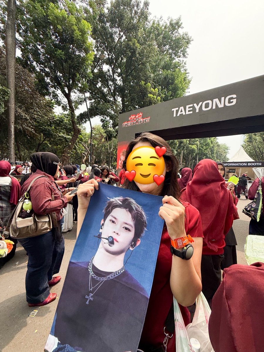 CaptainRose95's tweet photo. Menahan panasnya Jakarta nungguin tulisan Taeyong ini muncul 

#NCT127 #THE_REDLINE_JAKARTA #NCT127_5TH_NEOCITY_THE_REDLINE https://t.co/tUJJACxINC