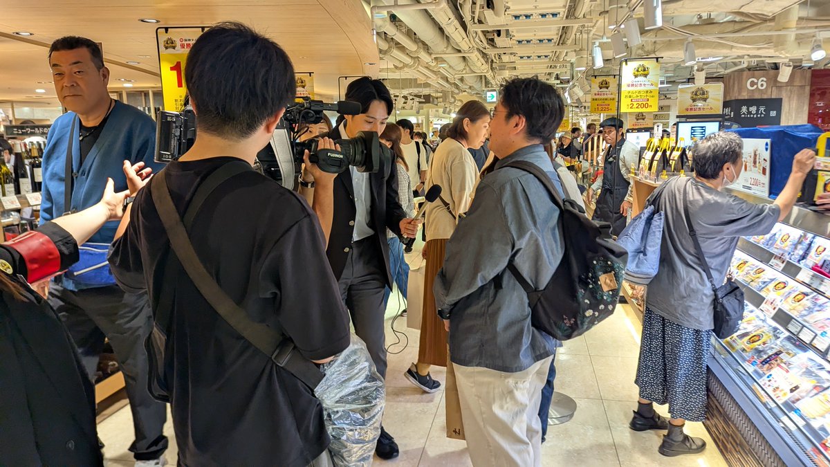 Harukazeamu's tweet photo. 阪神優勝セール
マスゴミが通路邪魔して困る https://t.co/0J0BLWImsJ