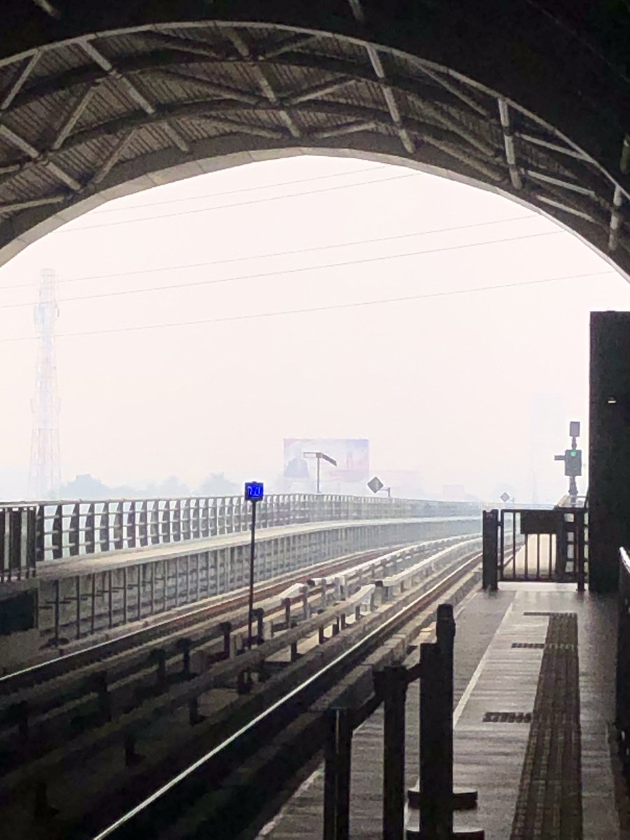 yossioccy's tweet photo. Kota kita blur ~ view kabut asap dari atas lrt 😢 https://t.co/Aci3fMMFLJ