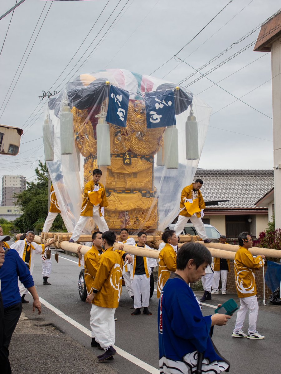 tatsurin__07's tweet photo. 庄内太鼓台

法被新調してた
東雲太鼓台も色々と変わってたね
雨ですね https://t.co/WMbwyyjTL4