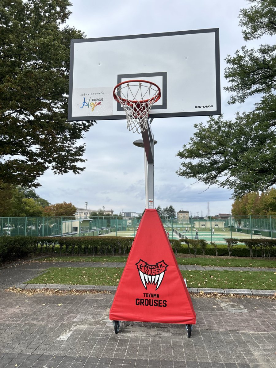 ibelibre18's tweet photo. 岩瀬スポーツ公園

富山グラウジーズ寄贈のバスケットゴール https://t.co/aA0eIrnBLW