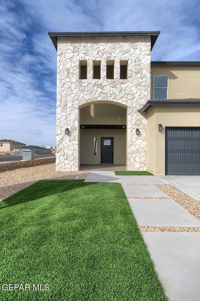 JRod7912's tweet photo. Want to see a beautiful home? Do you want all your closing costs covered?

9938 Marisabel PL, Socorro, TX 79927 just hit the market!

Take a look at this awesome space: Click the link below

 https://t.co/lKtdPNCHzA https://t.co/jVKw7vo2Ps