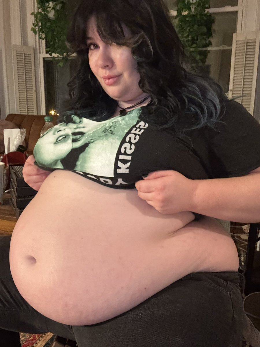 TianasTummy's tweet photo. b4 eating 4 pizzas...... https://t.co/WEeO0Di5en