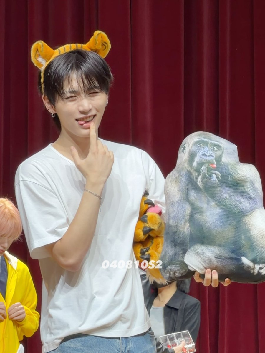 bubblecattie's tweet photo. wkwk mintaez with boneka gorila 🦍 https://t.co/aoPsYGazNL