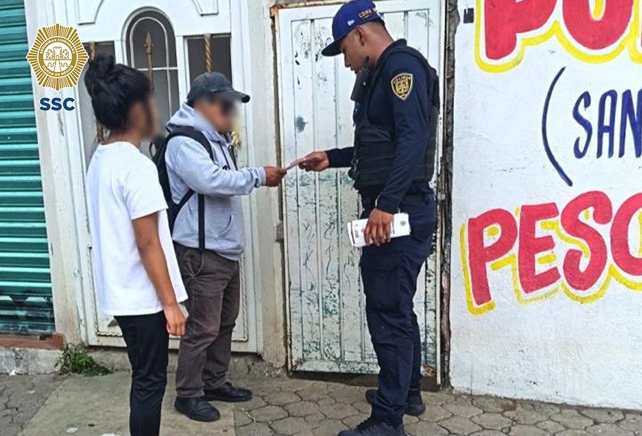 SSC_CDMX's tweet photo. #PolicíaEnTuCalle | Elementos de la #PolicíaAuxiliar refuerzan la seguridad en la #ZonaOriente, con recorridos #CasaXCasa en las alcaldías @GobMilpaAlta y @XochimilcoAl. https://t.co/aGwBGjwKhG