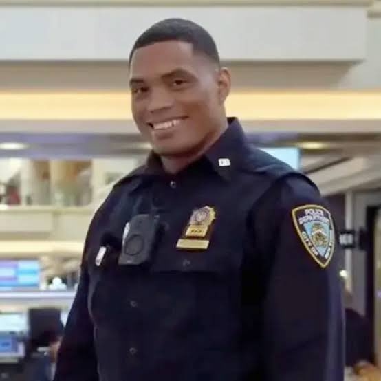 Milajoy's tweet photo. An off-duty NYPD detective was stabbed up to seven times in the Bronx by robbers going after his gold chain.

He STILL chased them two blocks before collapsing.

He's stable and expected to recover. The suspects are still out there.

Pray for Detective Jose Mercedes. 🇺🇸 https://t.co/00d0Bpek02