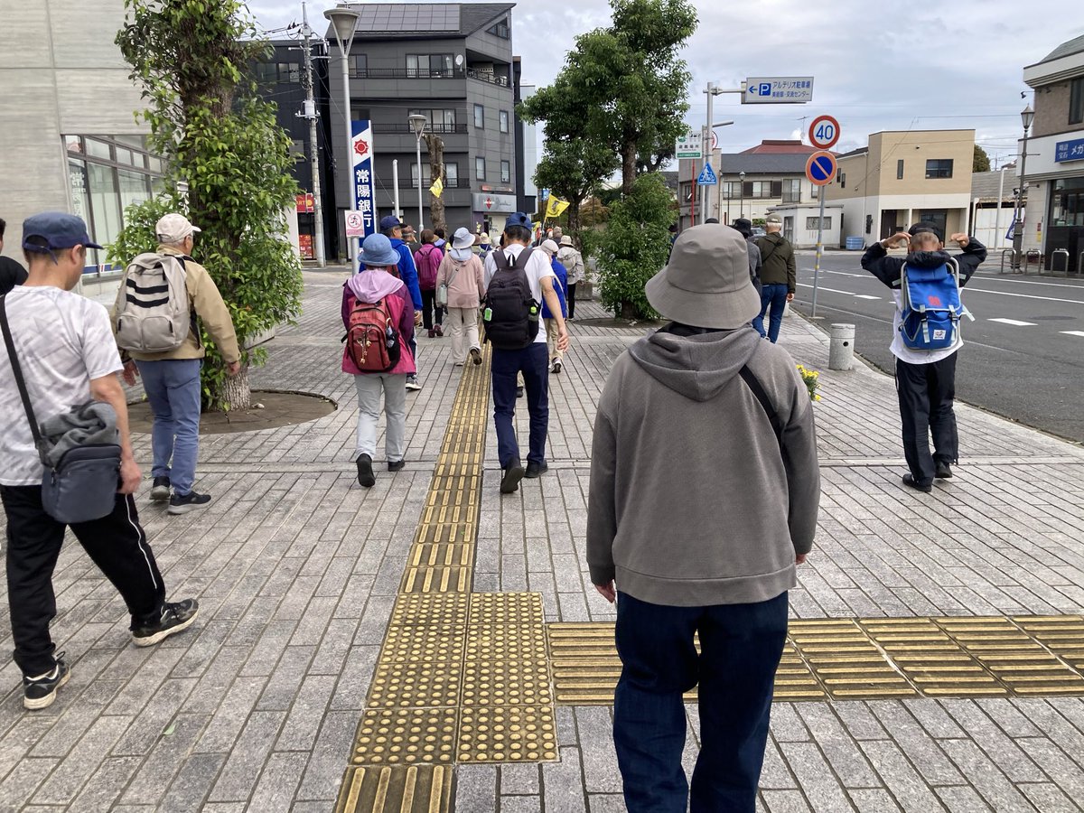 info_sekinavi's tweet photo. 10月の筑西市民ウォークが始まりました！🚶‍♂️

まずはみんなで準備運動。
体をしっかりほぐしてから、いよいよウォーキング開始です！

秋の空気を感じながら、気持ちよく歩いていきましょう😊

#筑西市 #筑西市民ウォーク #ウォーキング https://t.co/WrBlADEeK7