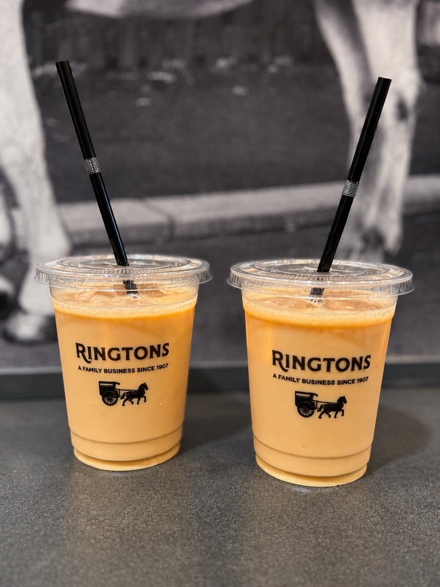 RINGTONSJAPAN's tweet photo. 梅田の阪神百貨店1階にある
リントンズのティースタンドでは
本日から3日間限定！
紅茶を1杯ご注文の方に、
紅茶商が作る紅茶に合うビスケット
1枚を無料プレゼント💛🖤
※先着100名様限定

500円以内で本場のミルクティーと
英国菓子のペアリングを
楽しめちゃいます。

阪神梅田本店が盛り上がる中、
10月7日(水)からは
リントンズ紅茶の日本上陸
15周年記念イベントが開催スタート。

お買い物やイベントの合間に、
ミルクティー＆英国菓子で
ホッと一息ついてください♪

#梅田 #阪神 #百貨店 #1階 #リントンズ
#英国 #ミルクティー #ティースタンド
#ビスケット #無料 #先着 #プレゼント