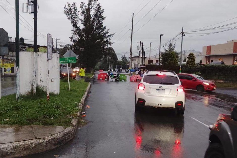 Desborde del río Pinula provoca cierre vial y carga vehicular en Villa Canales