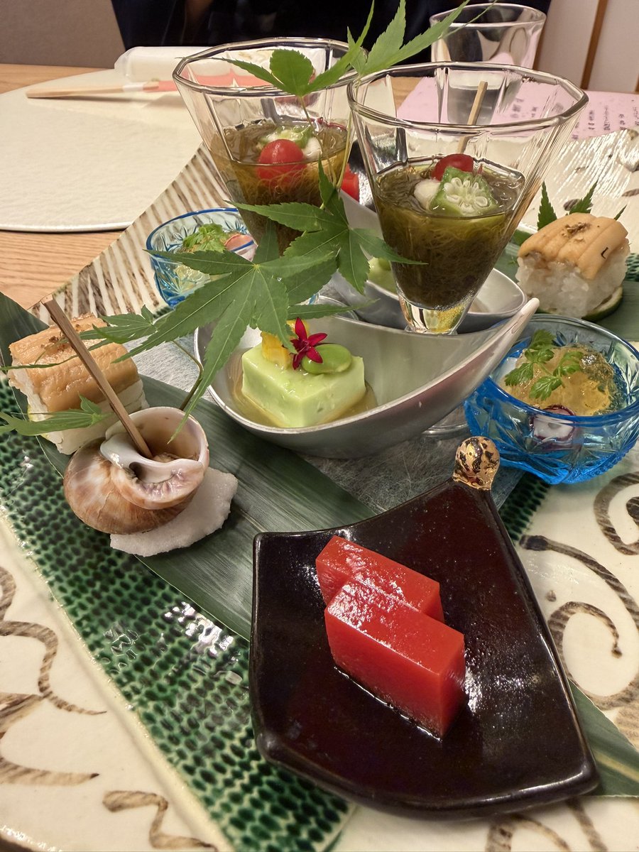onsen_mami's tweet photo. 磐梯熱海温泉 守田屋♨️の夕食！
豪華な前菜や会津の郷土料理こづゆ、馬肉のしゃぶしゃぶなど、福島の美味しい料理が食べれます🤤
馬肉のしゃぶしゃぶは、初めて食べましたが！柔らかくて美味しかったです!! https://t.co/lp6MF6rtU5