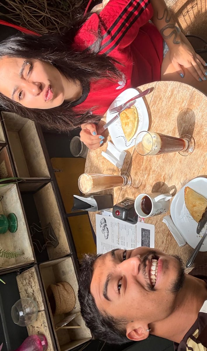 Arthur41811500's tweet photo. Café da manhã chick! Esse café de nitrogênio n é tão bom assim! Mas essa empanada é uma diliçaaaa!! https://t.co/z22UI9ey10