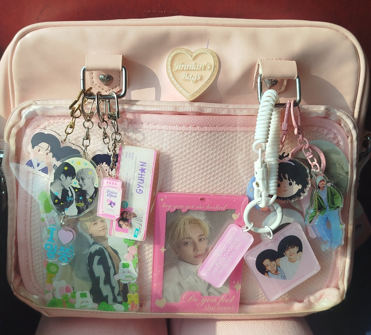 yoonthingz's tweet photo. otw! this is my bag, pls approach me nalang po >< freebies are limited. i'll update when i arrive! from cavite pa kasi me 🥹 https://t.co/7dLUrIBgIm