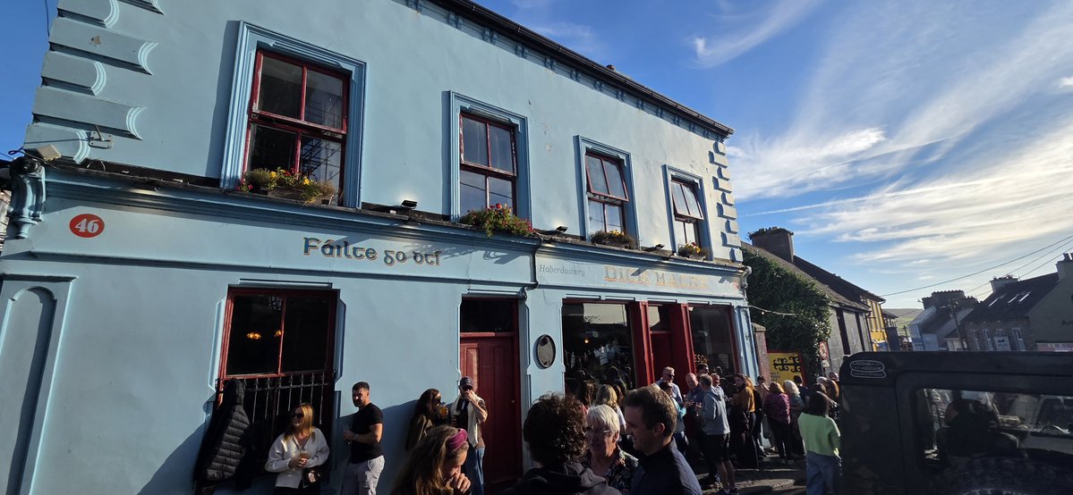 fitzyok's tweet photo. Lá iontach in Iarthar Dhuibhneach (great day in west kerry). An aimsir go hálainn agus atmasféar iontach ag Féile Bídh an Daingin(beautiful weather and great atmosphere at Dingle food festival). Sláinte a cháirde(cheers). Oiche mhaith 😴😴
#365daysofGaeilge
#365daysofwalking https://t.co/fffVgTW3DW