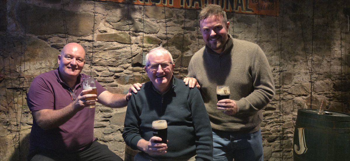 fitzyok's tweet photo. Lá iontach in Iarthar Dhuibhneach (great day in west kerry). An aimsir go hálainn agus atmasféar iontach ag Féile Bídh an Daingin(beautiful weather and great atmosphere at Dingle food festival). Sláinte a cháirde(cheers). Oiche mhaith 😴😴
#365daysofGaeilge
#365daysofwalking https://t.co/fffVgTW3DW