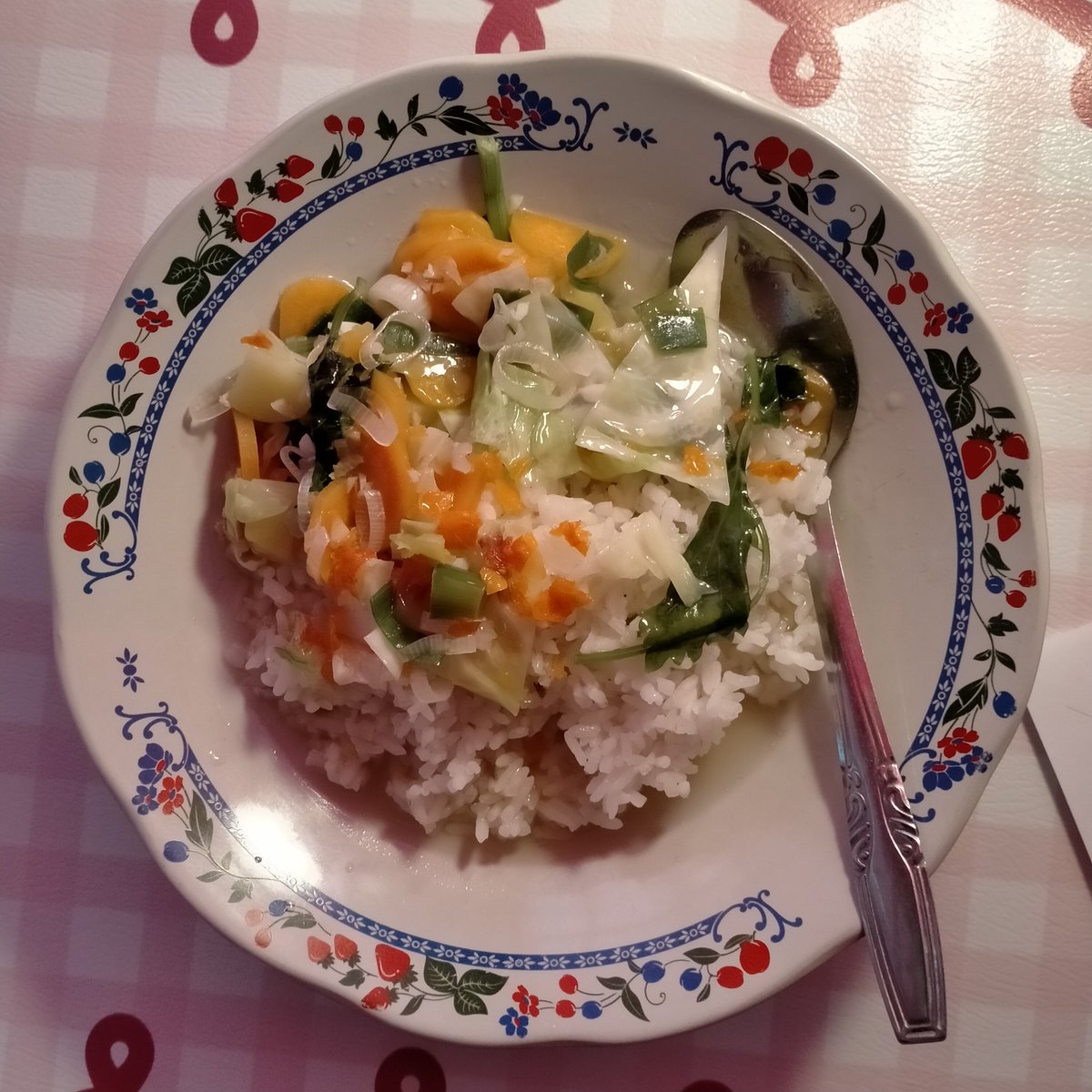 562sides's tweet photo. makan siang pake sop bikin sendiri 🤤 https://t.co/Fo3MDaBNnT