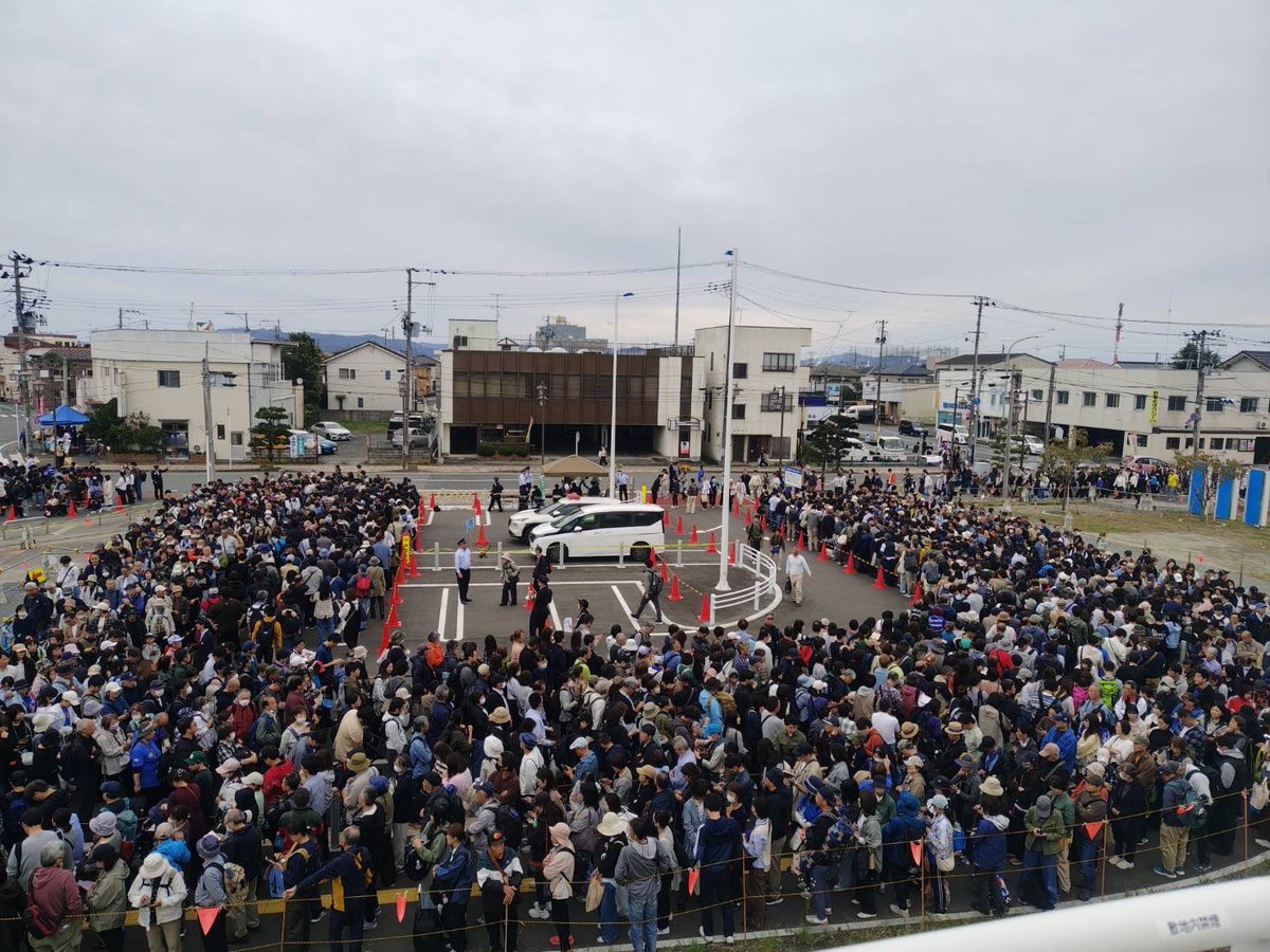 fm764's tweet photo. 【矢本駅】15:05

ホーム、駅前ともに大変混雑しています。

#松島基地航空祭2026
#ラジオ石巻 https://t.co/1l0LCeFAva