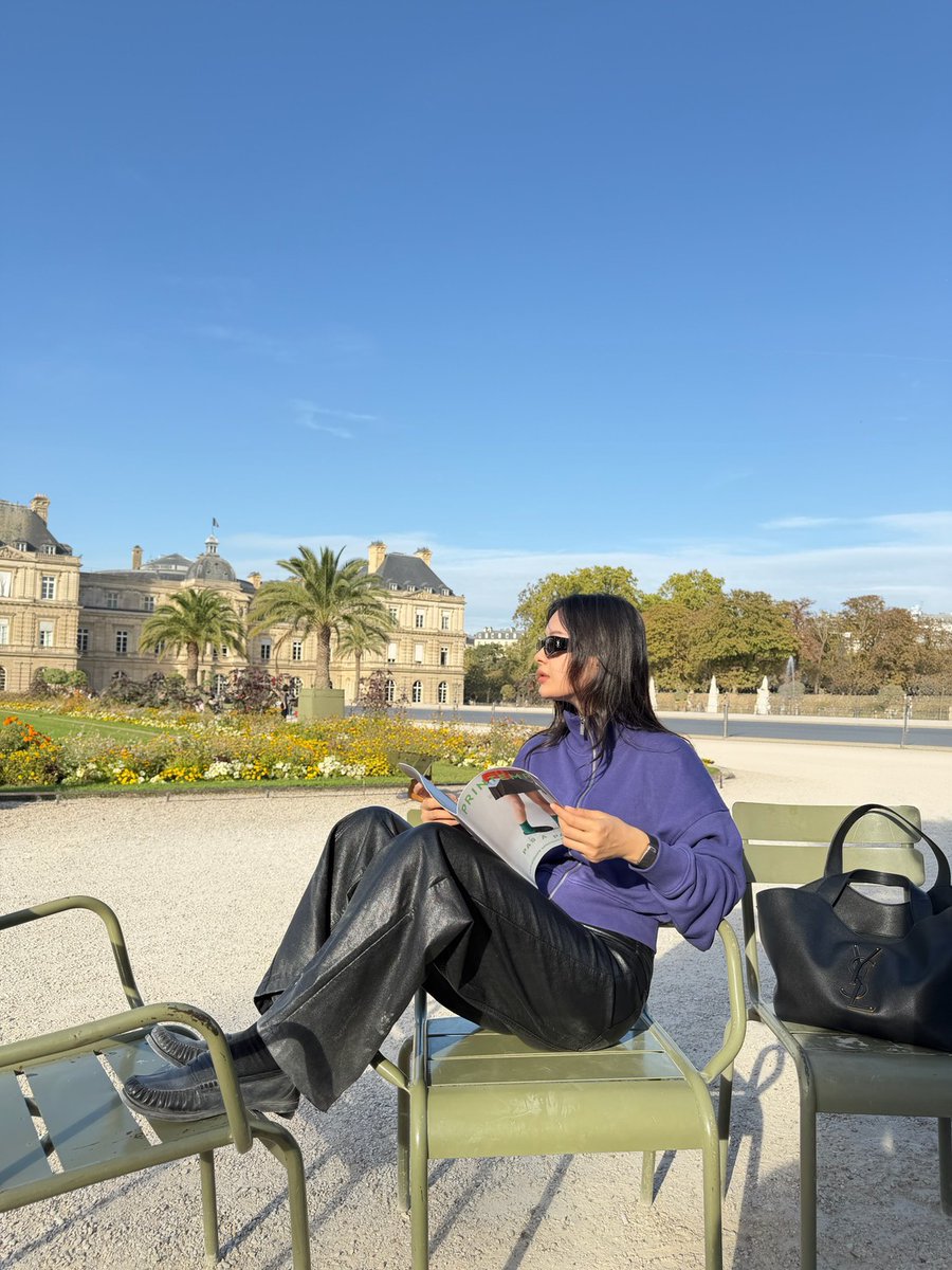 milknobeef's tweet photo. I love how the leather pants add an edgy touch to the outfit. #PFW #YSL

#YSLxMilkPansa 
#MilkPansa 
#SaintLaurentSS27 https://t.co/C7EwtNQI8K