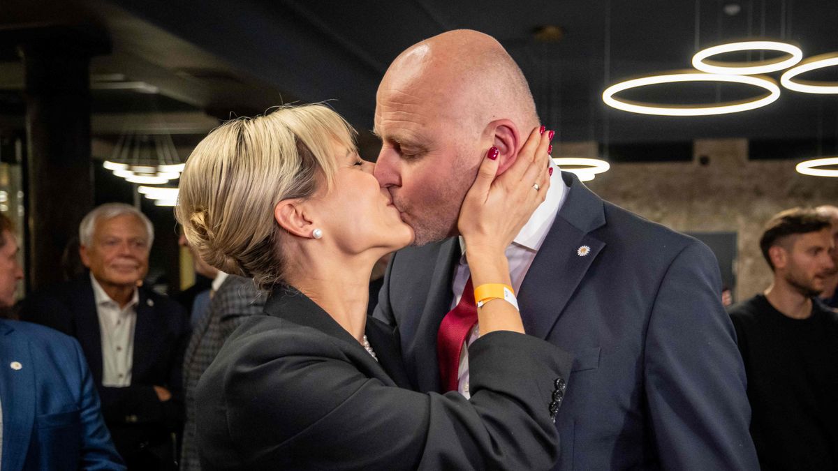derspiegel's tweet photo. Überraschend klar liegt das Mitte-rechts-Bündnis am Ende vorne: Andris Kulbergs kann Ministerpräsident in Lettland bleiben. Die Parlamentswahl in Riga war auch eine Abstimmung über den Ukrainekurs des Landes. Link in X-Bio. https://t.co/vqQaalY3rf