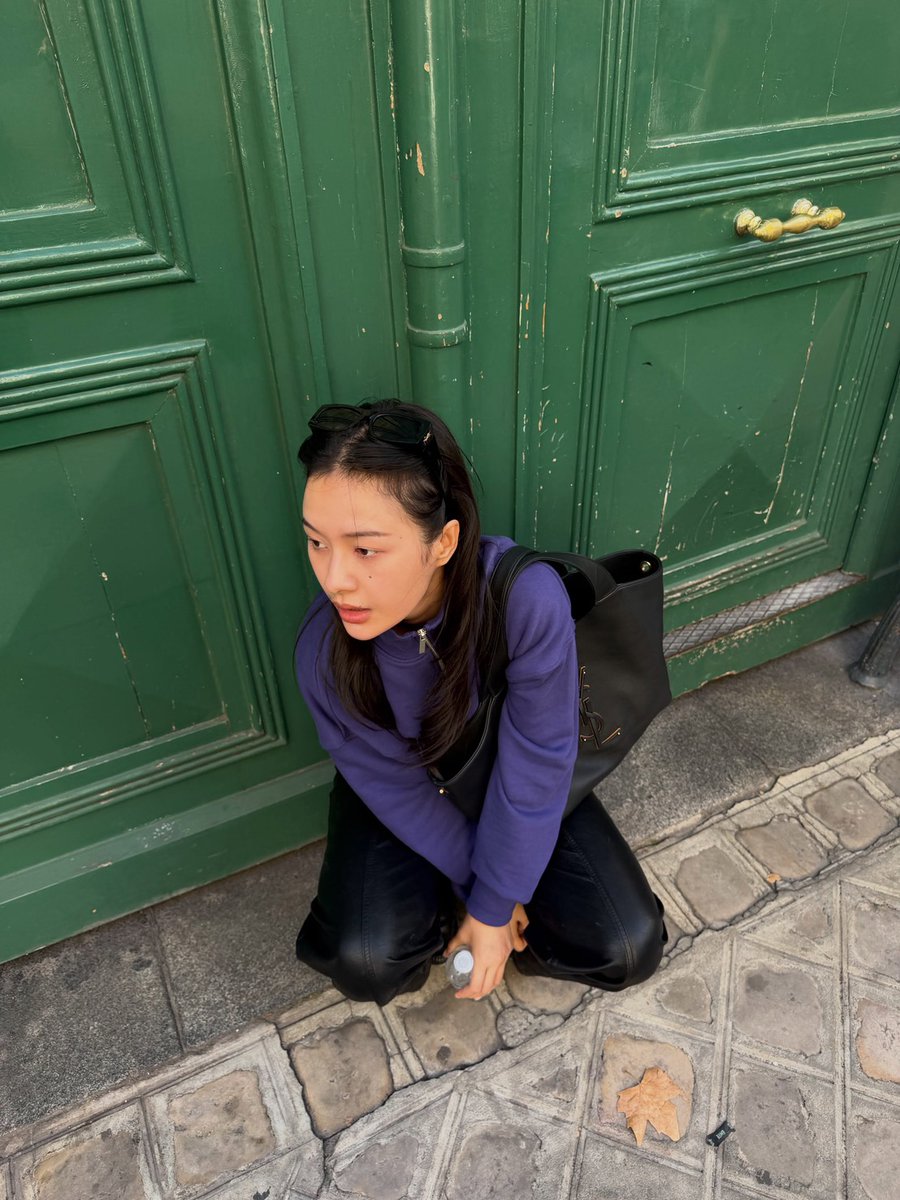 milknobeef's tweet photo. Milk really knows how to style leather pieces. #PFW #YSL

#YSLxMilkPansa 
#MilkPansa 
#SaintLaurentSS27 https://t.co/Z3rUOe94IN