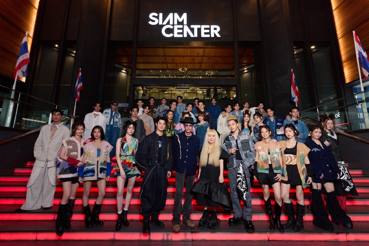 around_ent's tweet photo. จั๋งธีร์ BUS - แทด ATLAS ทำไฟลุกรันเวย์สยามเซ็นเตอร์ งาน “Bangkok International Fashion Week 2026 - Visionary Stage at Siam Center” เวทียังก์ดีไซเนอร์ที่สยามเซ็นเตอร์ ผนึก เอปสัน ประเทศไทย จัดอลังการ

#BIFW2026 #SiamCenterBIFW2026
#SiamCenter #TheIdeaopolis #BeInspired #BeTheFirst

อ่านข่าวเพิ่มเติม
📍https://t.co/WCa5rVi01c

Bangkok International Fashion Week 2026 – Visionary Stage at Siam Center จึงเป็นมากกว่าเวทีแฟชั่น แต่เป็นพื้นที่แห่งการค���นพบและผลักดันศักยภาพของนักออกแบบไทยรุ่นใหม่ เปิดโอกาสให้พลังสร้างสรรค์จากทุกภูมิภาคได้เปล่งประกายสู่สายตาผู้ชมทั้งในประเทศและนานาชาติ ตอกย้ำบทบาทของสยามเซ็นเตอร์ในฐานะ The Ideaopolis และแพลตฟอร์มแห่งโอกาสสำหรับนักสร้างสรรค์รุ่นใหม่อย่างต่อเนื่อง