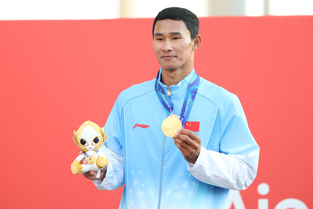PDChina's tweet photo. China's windsurfing gold medalist Bi Kun will serve as the flag bearer for Team China at the closing ceremony of the 20th Asian Games on Sunday evening. https://t.co/cqLiCBgdUG
