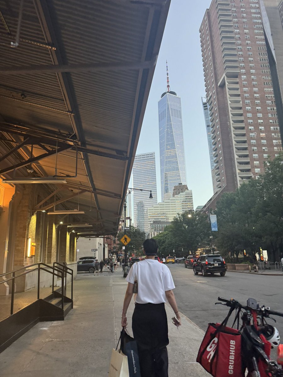 tragically_d's tweet photo. Missing nyc https://t.co/kFW6xOpERZ